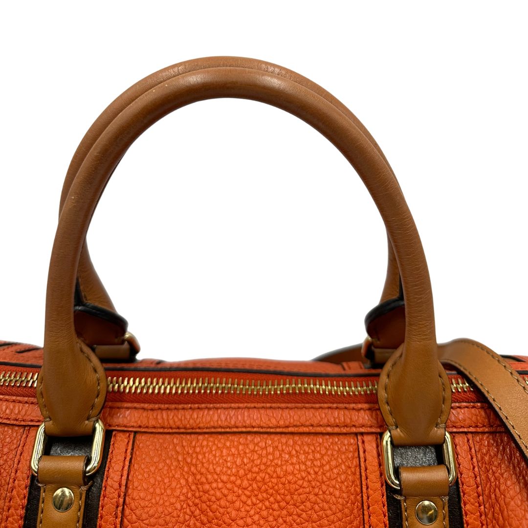 Manici di un bauletto Burberry arancione usato, originale, in ottime condizioni, second hand.