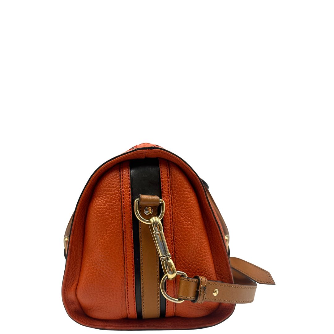 Vista laterale di un bauletto Burberry arancione usato, originale, in ottime condizioni, second hand.