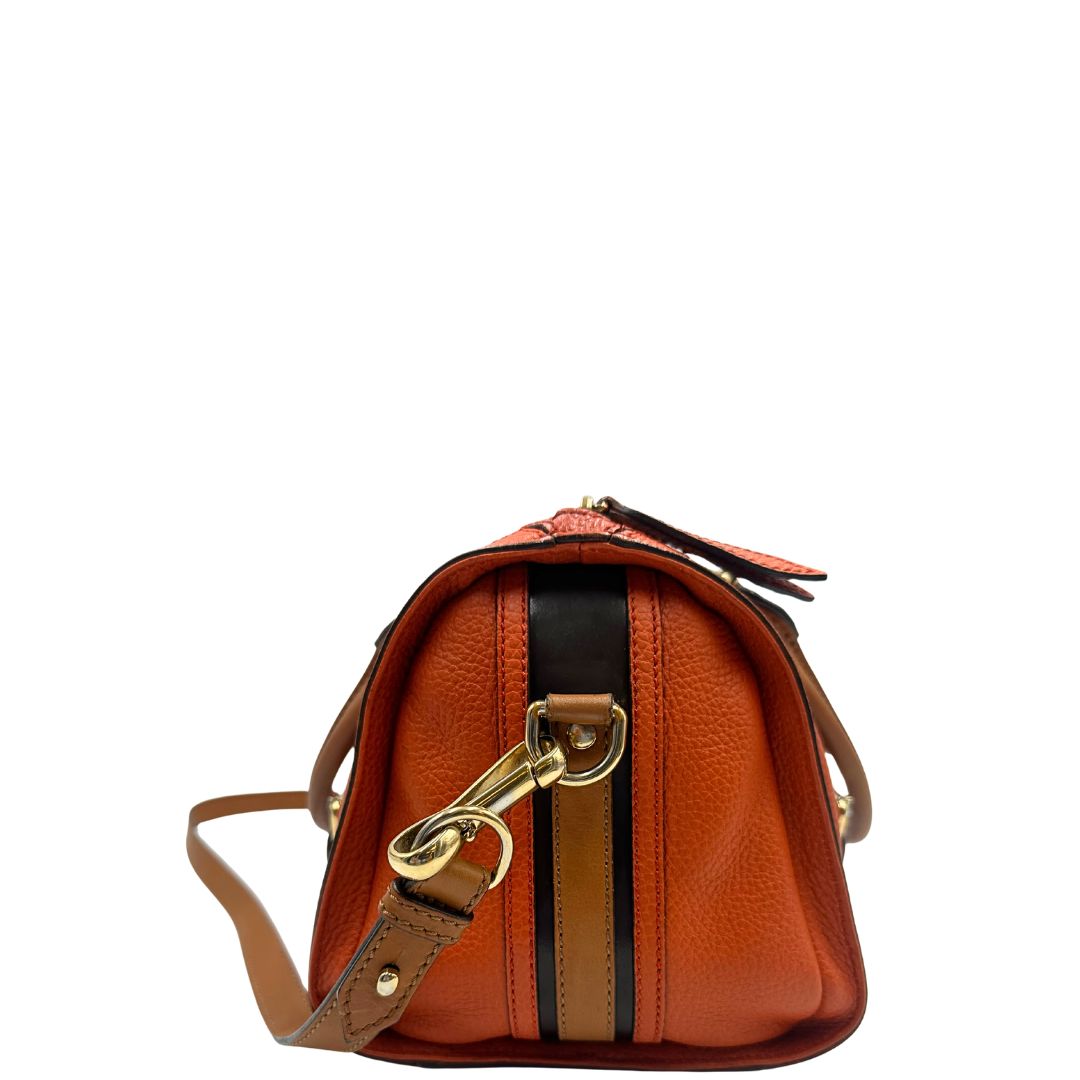 Vista laterale di un bauletto Burberry arancione usato, originale, in ottime condizioni, second hand.