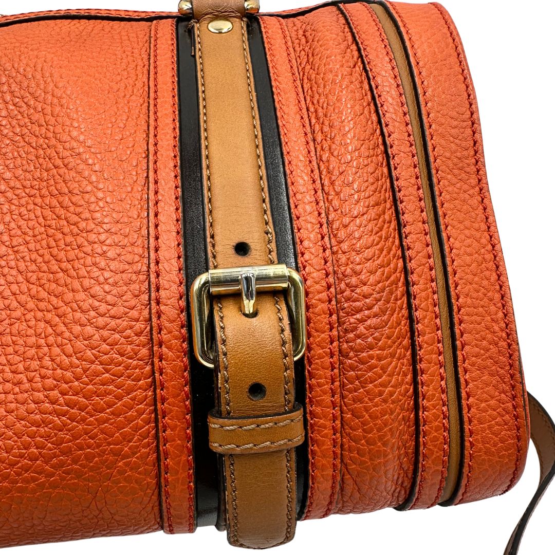 Fibbie di un bauletto Burberry arancione usato, originale, in ottime condizioni, second hand.