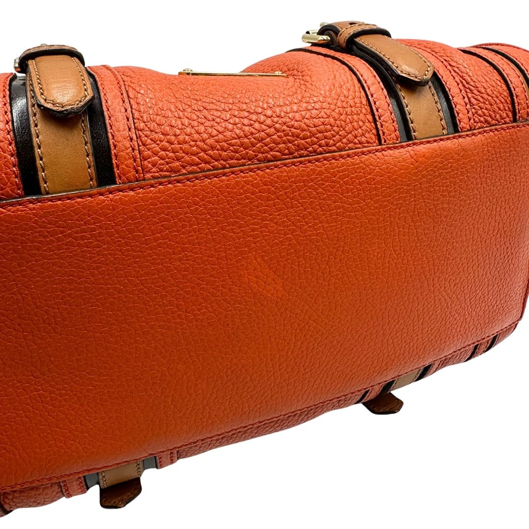 Difetto di un bauletto Burberry arancione usato, originale, in ottime condizioni, second hand.