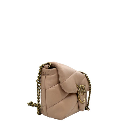 Laterale sinistro di una borsa Pinko in pelle matelassè rosa cipria con parti metalliche dorate; munita di una tracolla scorrevole in catena con spallaccio in pelle. Indossabile a spalla oppure a tracolla. Munita di dustbag.