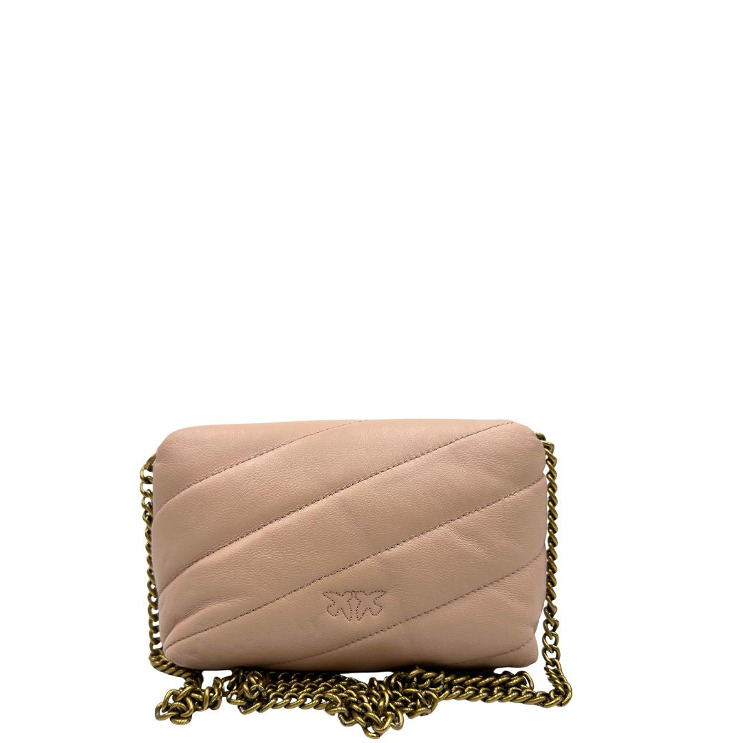 Retro di una borsa Pinko in pelle matelassè rosa cipria con parti metalliche dorate; munita di una tracolla scorrevole in catena con spallaccio in pelle. Indossabile a spalla oppure a tracolla. Munita di dustbag.