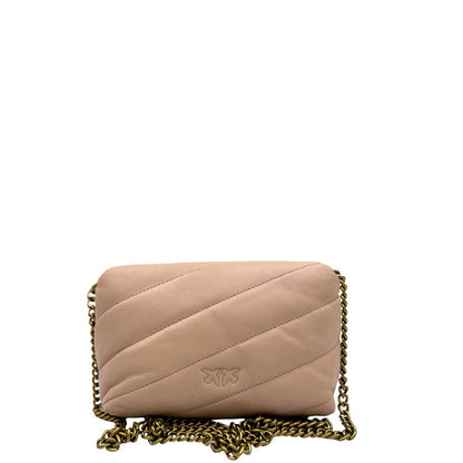 Retro di una borsa Pinko in pelle matelassè rosa cipria con parti metalliche dorate; munita di una tracolla scorrevole in catena con spallaccio in pelle. Indossabile a spalla oppure a tracolla. Munita di dustbag.