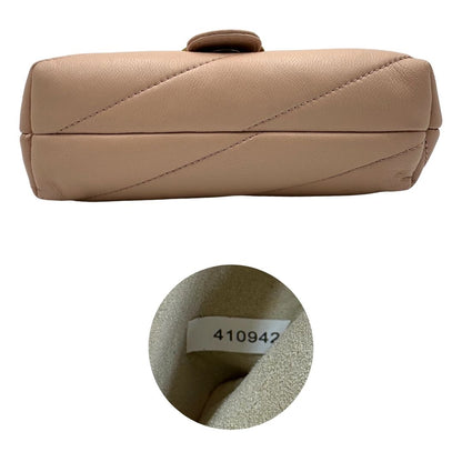 Base e codice di una borsa Pinko in pelle matelassè rosa cipria con parti metalliche dorate; munita di una tracolla scorrevole in catena con spallaccio in pelle. Indossabile a spalla oppure a tracolla. Munita di dustbag.