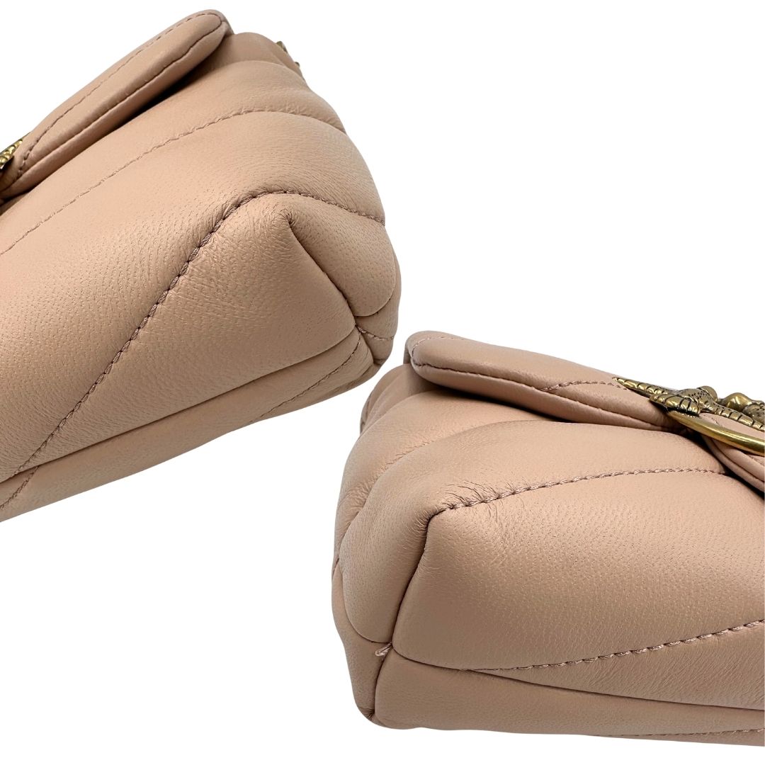 Angoli di una borsa Pinko in pelle matelassè rosa cipria con parti metalliche dorate; munita di una tracolla scorrevole in catena con spallaccio in pelle. Indossabile a spalla oppure a tracolla. Munita di dustbag.