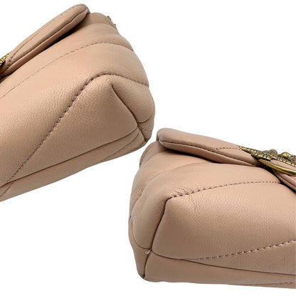 Angoli di una borsa Pinko in pelle matelassè rosa cipria con parti metalliche dorate; munita di una tracolla scorrevole in catena con spallaccio in pelle. Indossabile a spalla oppure a tracolla. Munita di dustbag.