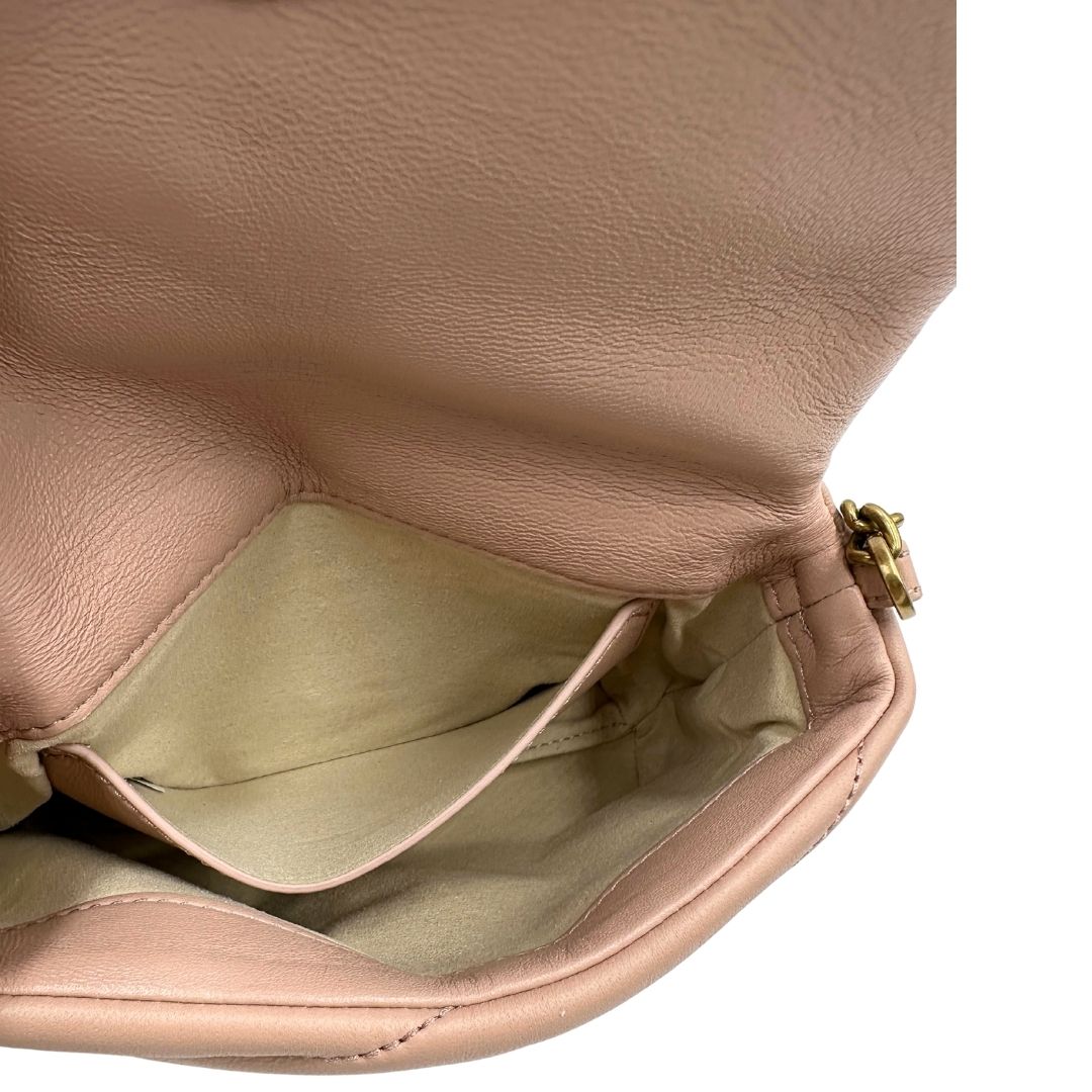 Interno di una borsa Pinko in pelle matelassè rosa cipria con parti metalliche dorate; munita di una tracolla scorrevole in catena con spallaccio in pelle. Indossabile a spalla oppure a tracolla. Munita di dustbag.