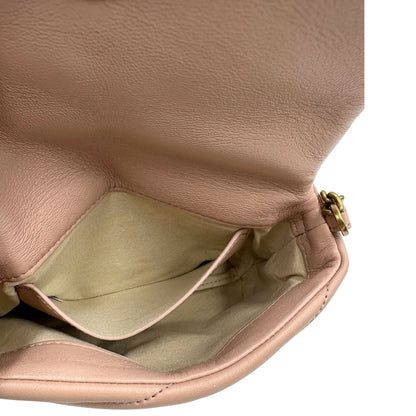 Interno di una borsa Pinko in pelle matelassè rosa cipria con parti metalliche dorate; munita di una tracolla scorrevole in catena con spallaccio in pelle. Indossabile a spalla oppure a tracolla. Munita di dustbag.