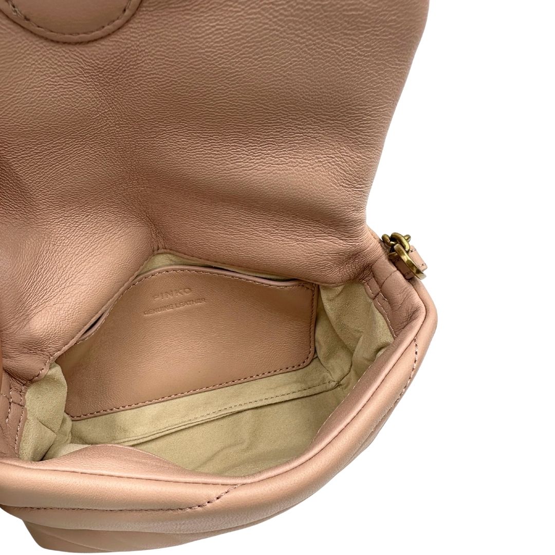 Interno di una borsa Pinko in pelle matelassè rosa cipria con parti metalliche dorate; munita di una tracolla scorrevole in catena con spallaccio in pelle. Indossabile a spalla oppure a tracolla. Munita di dustbag.