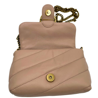 Apertura di una borsa Pinko in pelle matelassè rosa cipria con parti metalliche dorate; munita di una tracolla scorrevole in catena con spallaccio in pelle. Indossabile a spalla oppure a tracolla. Munita di dustbag.