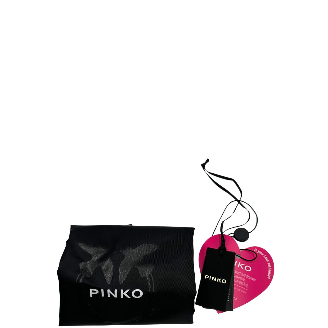 Dustbag di una borsa Pinko in pelle matelassè rosa cipria con parti metalliche dorate; munita di una tracolla scorrevole in catena con spallaccio in pelle. Indossabile a spalla oppure a tracolla.