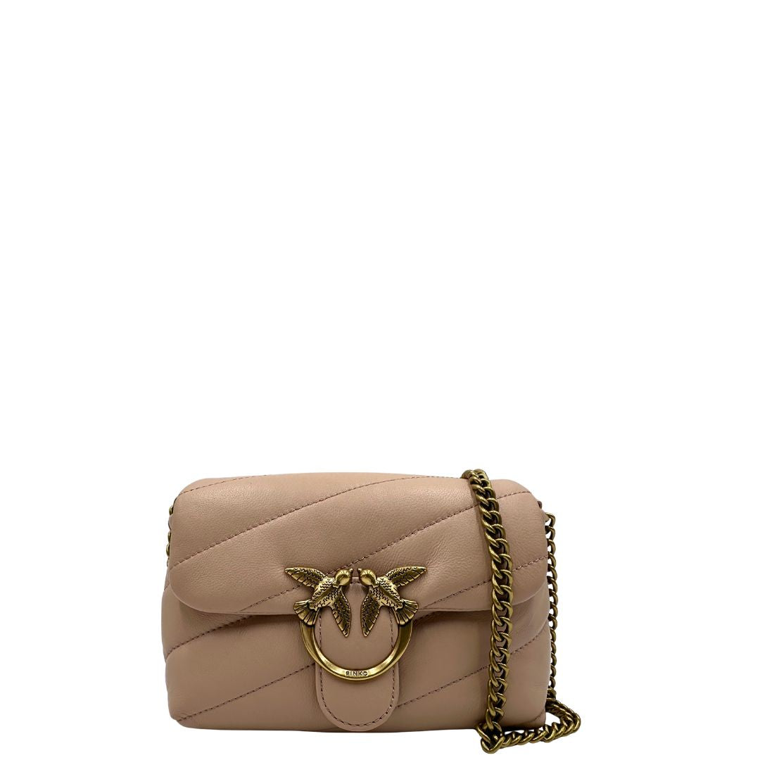 Front di una borsa Pinko in pelle matelassè rosa cipria con parti metalliche dorate; munita di una tracolla scorrevole in catena con spallaccio in pelle. Indossabile a spalla oppure a tracolla. Munita di dustbag.
