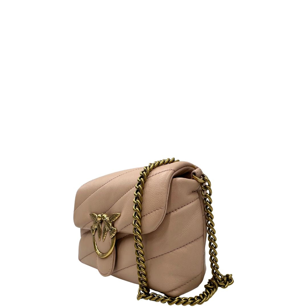 Laterale destro di una borsa Pinko in pelle matelassè rosa cipria con parti metalliche dorate; munita di una tracolla scorrevole in catena con spallaccio in pelle. Indossabile a spalla oppure a tracolla. Munita di dustbag.