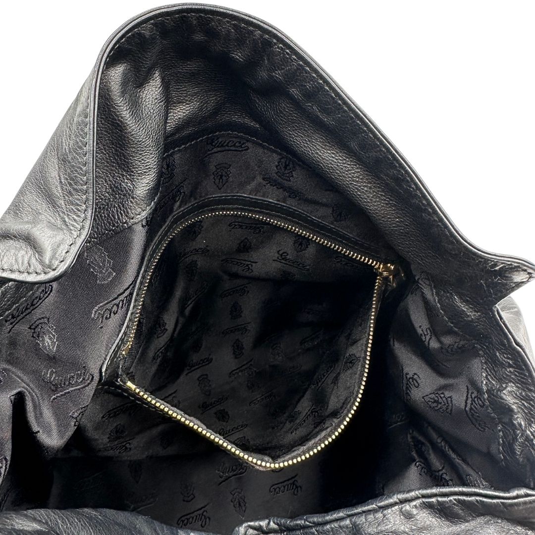 Interno di una borsa Gucci Hysteria in pelle nera, con hardware dorato, usata, originale, second hand, in ottime condizioni.