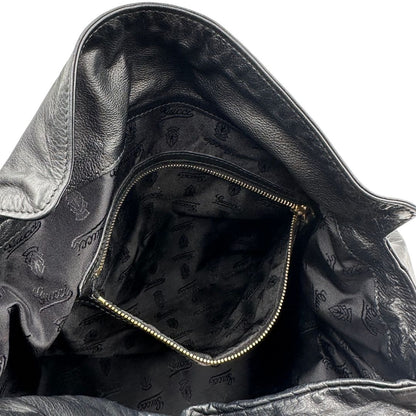 Interno di una borsa Gucci Hysteria in pelle nera, con hardware dorato, usata, originale, second hand, in ottime condizioni.