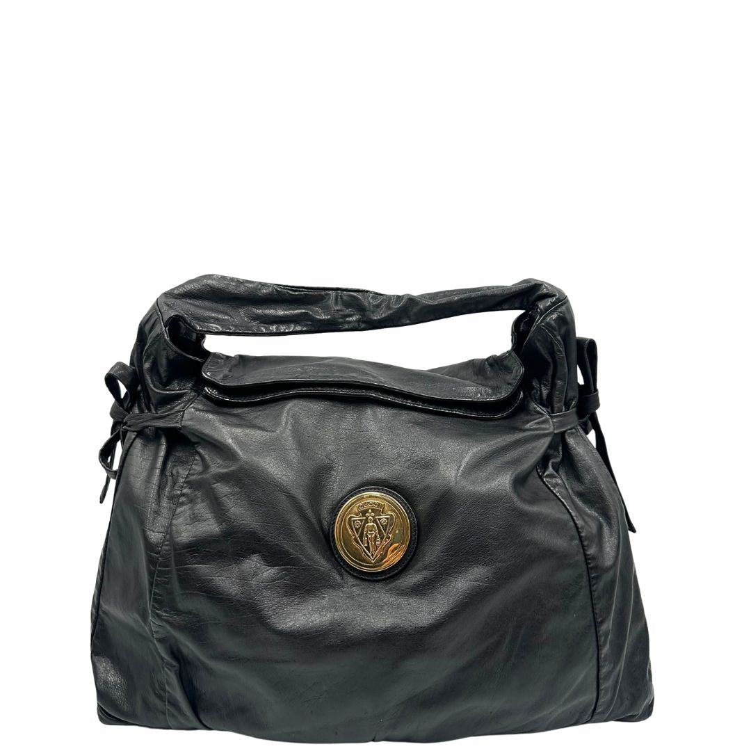 Front di una borsa Gucci Hysteria in pelle nera, con hardware dorato, usata, originale, second hand, in ottime condizioni.