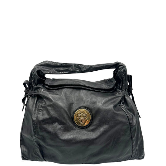 Front di una borsa Gucci Hysteria in pelle nera, con hardware dorato, usata, originale, second hand, in ottime condizioni.