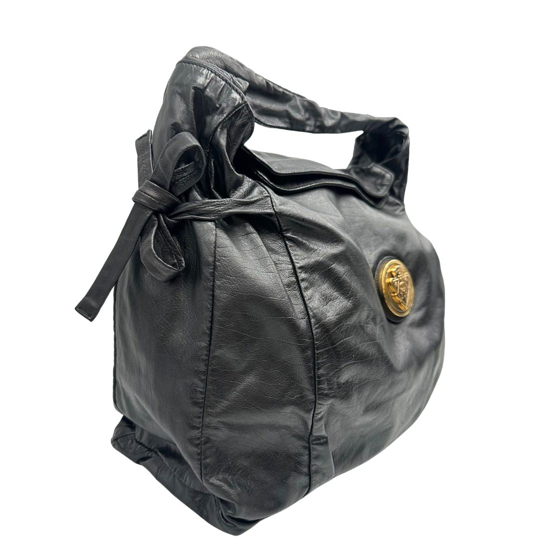 Laterale sinistro di una borsa Gucci Hysteria in pelle nera, con hardware dorato, usata, originale, second hand, in ottime condizioni.