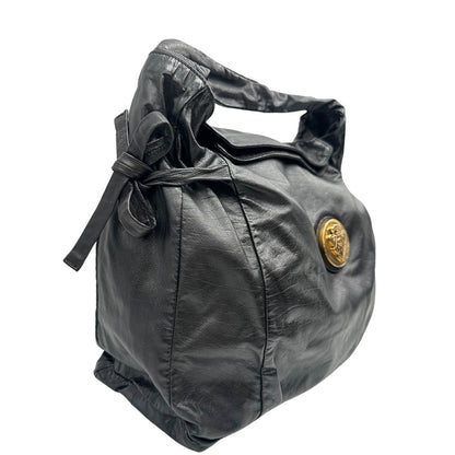 Laterale sinistro di una borsa Gucci Hysteria in pelle nera, con hardware dorato, usata, originale, second hand, in ottime condizioni.