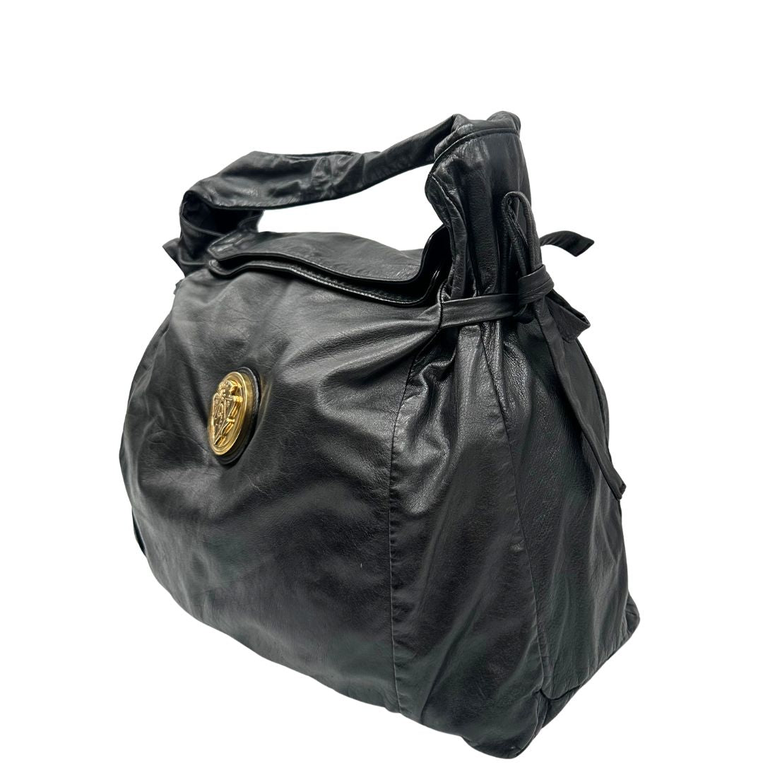Laterale destro di una borsa Gucci Hysteria in pelle nera, con hardware dorato, usata, originale, second hand, in ottime condizioni.