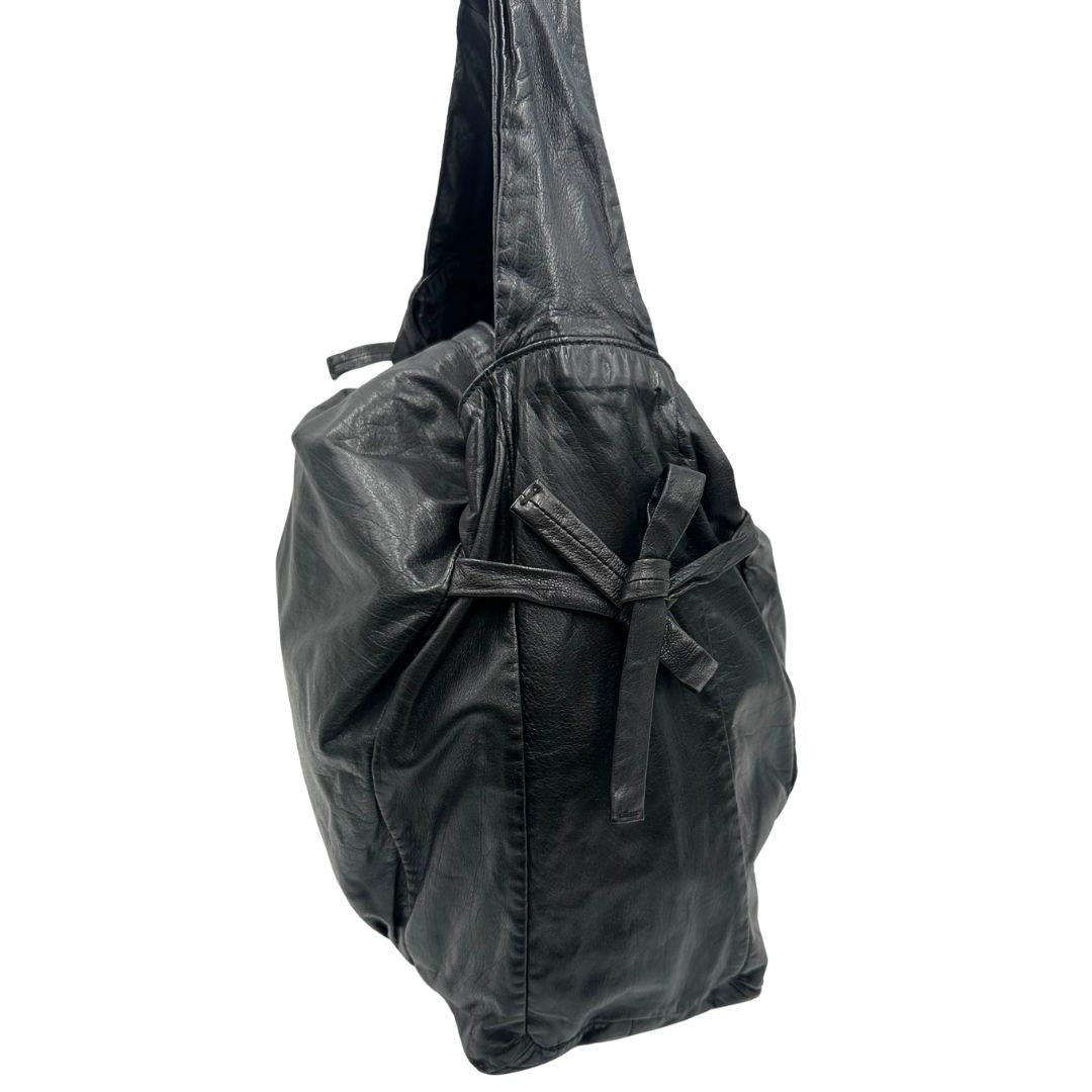 Vista laterale di una borsa Gucci Hysteria in pelle nera, con hardware dorato, usata, originale, second hand, in ottime condizioni.