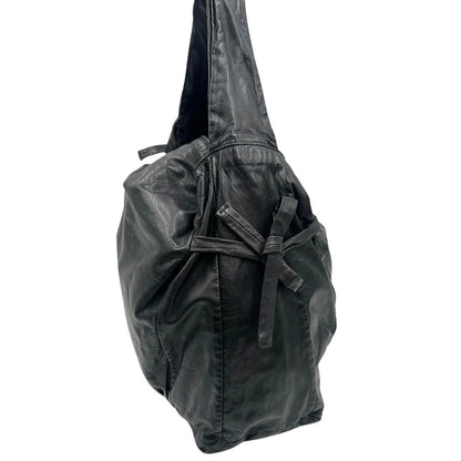 Vista laterale di una borsa Gucci Hysteria in pelle nera, con hardware dorato, usata, originale, second hand, in ottime condizioni.