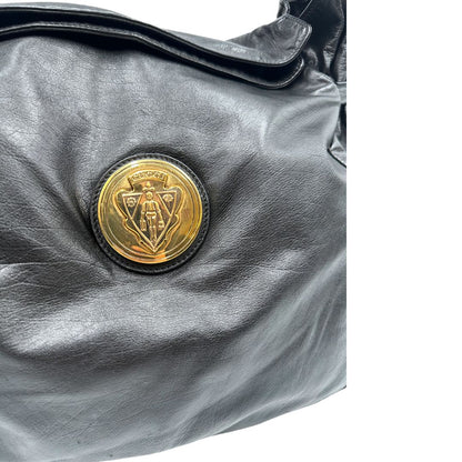 Logo di una borsa Gucci Hysteria in pelle nera, con hardware dorato, usata, originale, second hand, in ottime condizioni.