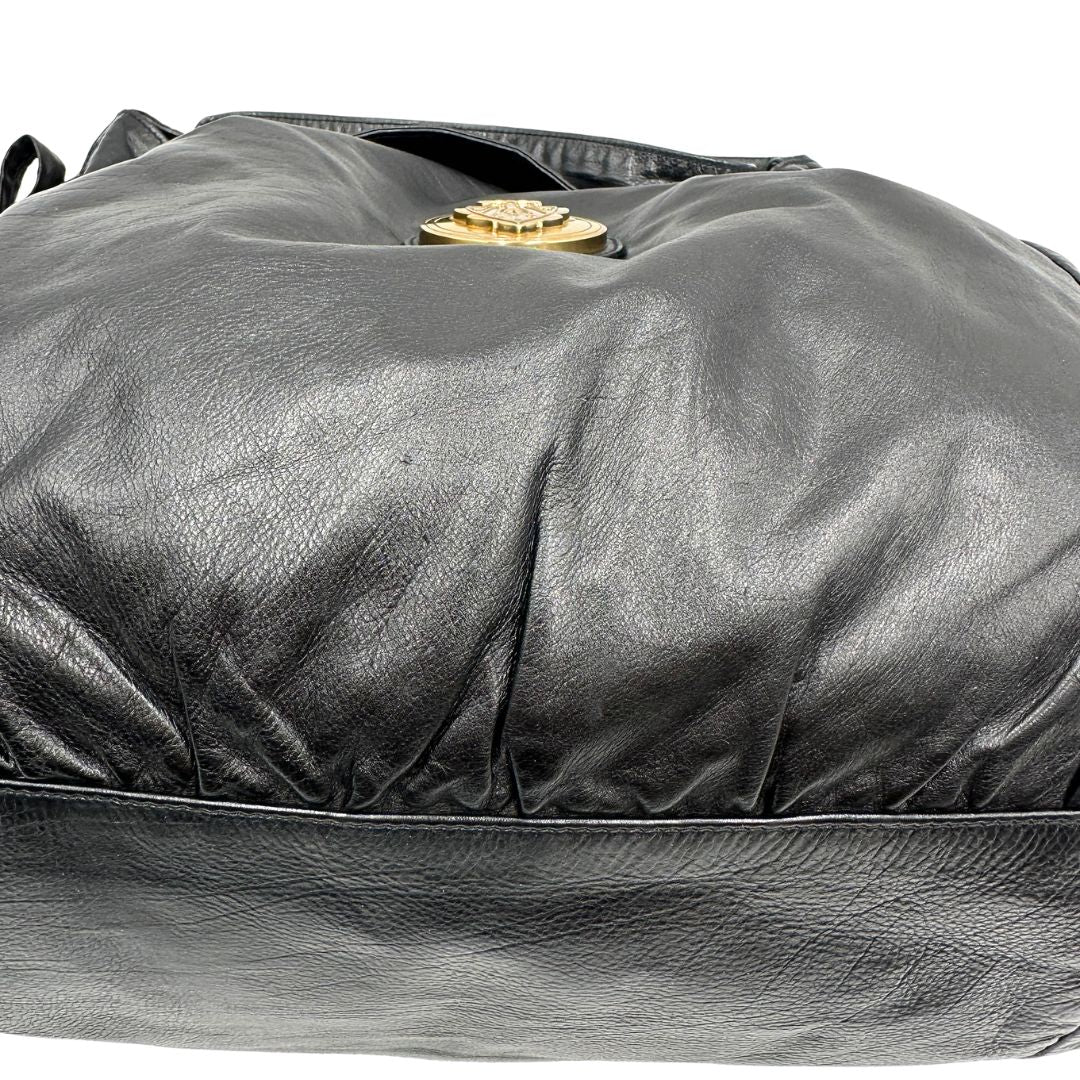 Base di una borsa Gucci Hysteria in pelle nera, con hardware dorato, usata, originale, second hand, in ottime condizioni.