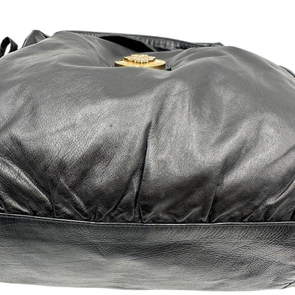 Base di una borsa Gucci Hysteria in pelle nera, con hardware dorato, usata, originale, second hand, in ottime condizioni.