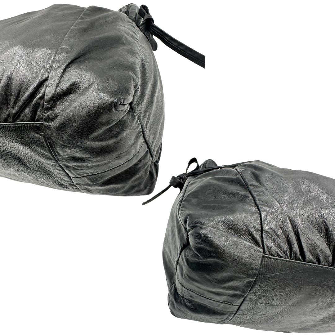 Angoli di una borsa Gucci Hysteria in pelle nera, con hardware dorato, usata, originale, second hand, in ottime condizioni.