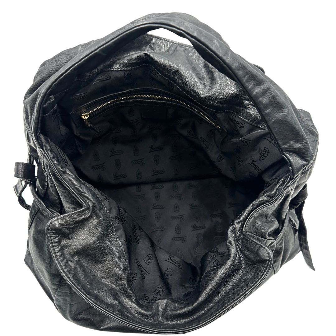 Interno di una borsa Gucci Hysteria in pelle nera, con hardware dorato, usata, originale, second hand, in ottime condizioni.