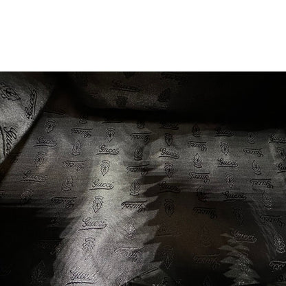 Interno di una borsa Gucci Hysteria in pelle nera, con hardware dorato, usata, originale, second hand, in ottime condizioni.