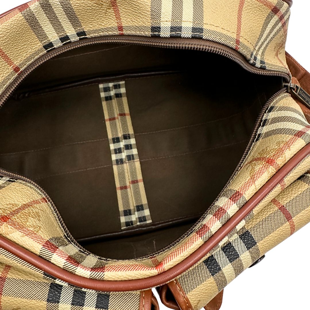 Interno di una borsa Burberry trama tartan, con metalleria dorata, usata, originale, second hand, in ottime condizioni.