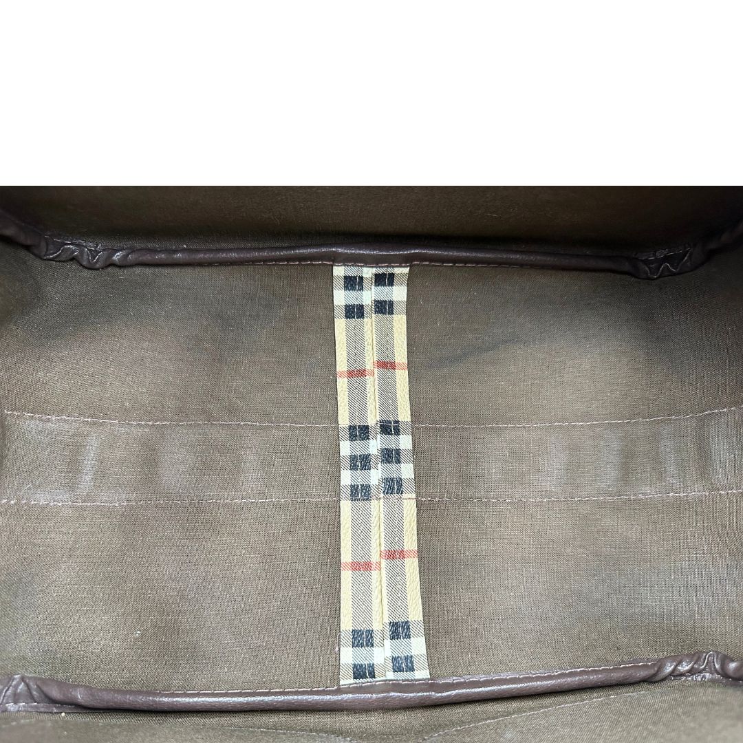 Interno di una borsa Burberry trama tartan, con metalleria dorata, usata, originale, second hand, in ottime condizioni.