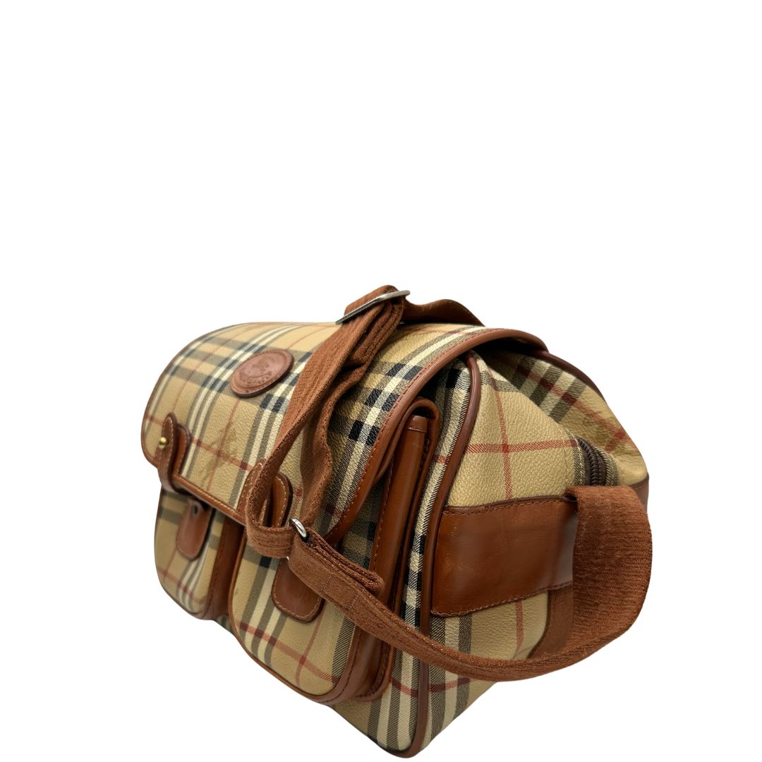 Laterale destro di una borsa Burberry trama tartan, con metalleria dorata, usata, originale, second hand, in ottime condizioni.