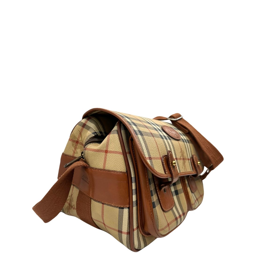 Laterale sinistro di una borsa Burberry trama tartan, con metalleria dorata, usata, originale, second hand, in ottime condizioni.