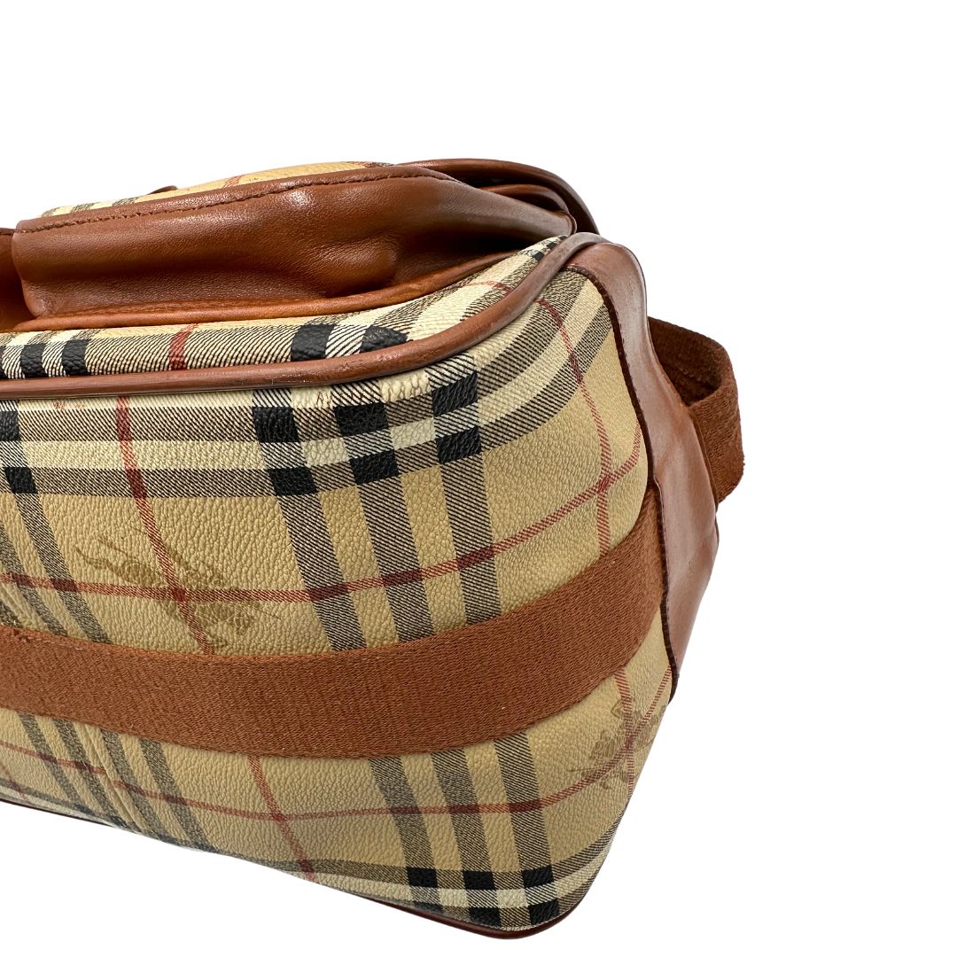 Angolo di una borsa Burberry trama tartan, con metalleria dorata, usata, originale, second hand, in ottime condizioni.