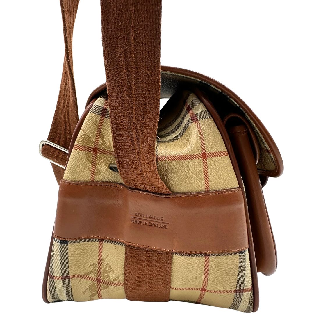 Vista laterale di una borsa Burberry trama tartan, con metalleria dorata, usata, originale, second hand, in ottime condizioni.