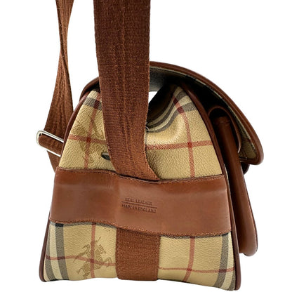 Vista laterale di una borsa Burberry trama tartan, con metalleria dorata, usata, originale, second hand, in ottime condizioni.