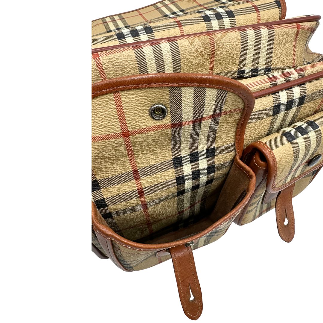 Apertura dei taschini frontali di una borsa Burberry trama tartan, con metalleria dorata, usata, originale, second hand, in ottime condizioni.