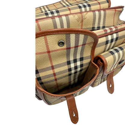 Apertura dei taschini frontali di una borsa Burberry trama tartan, con metalleria dorata, usata, originale, second hand, in ottime condizioni.