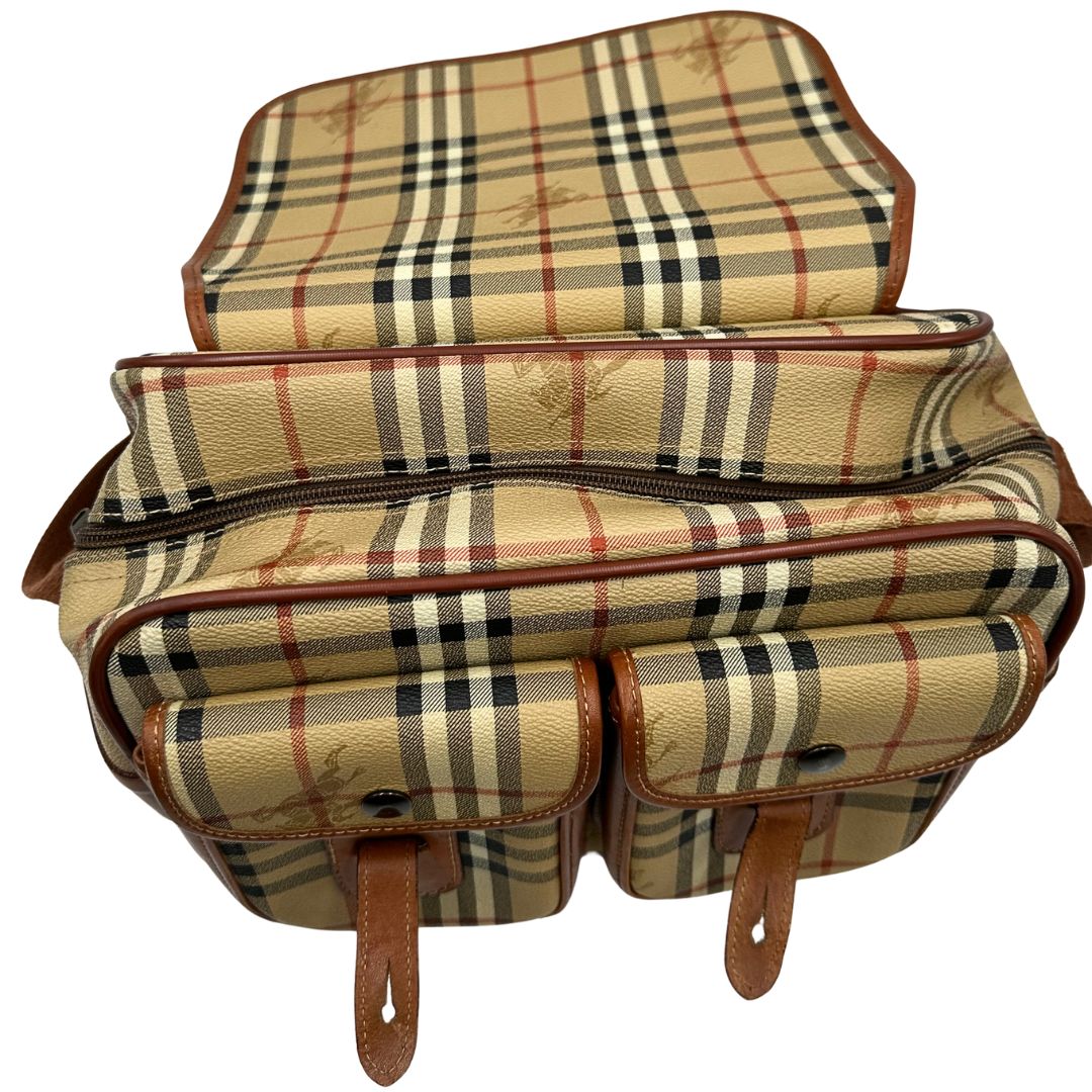 Apertura di una borsa Burberry trama tartan, con metalleria dorata, usata, originale, second hand, in ottime condizioni.