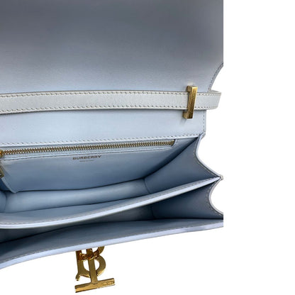 Interno, Borsa Burberry TB in pelle, presenta una silhouette rigida e squadrata con chiusura a&nbsp;fermaglio.