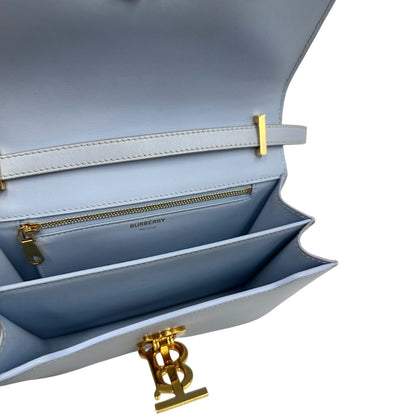 Interno, Borsa Burberry TB in pelle, presenta una silhouette rigida e squadrata con chiusura a&nbsp;fermaglio.