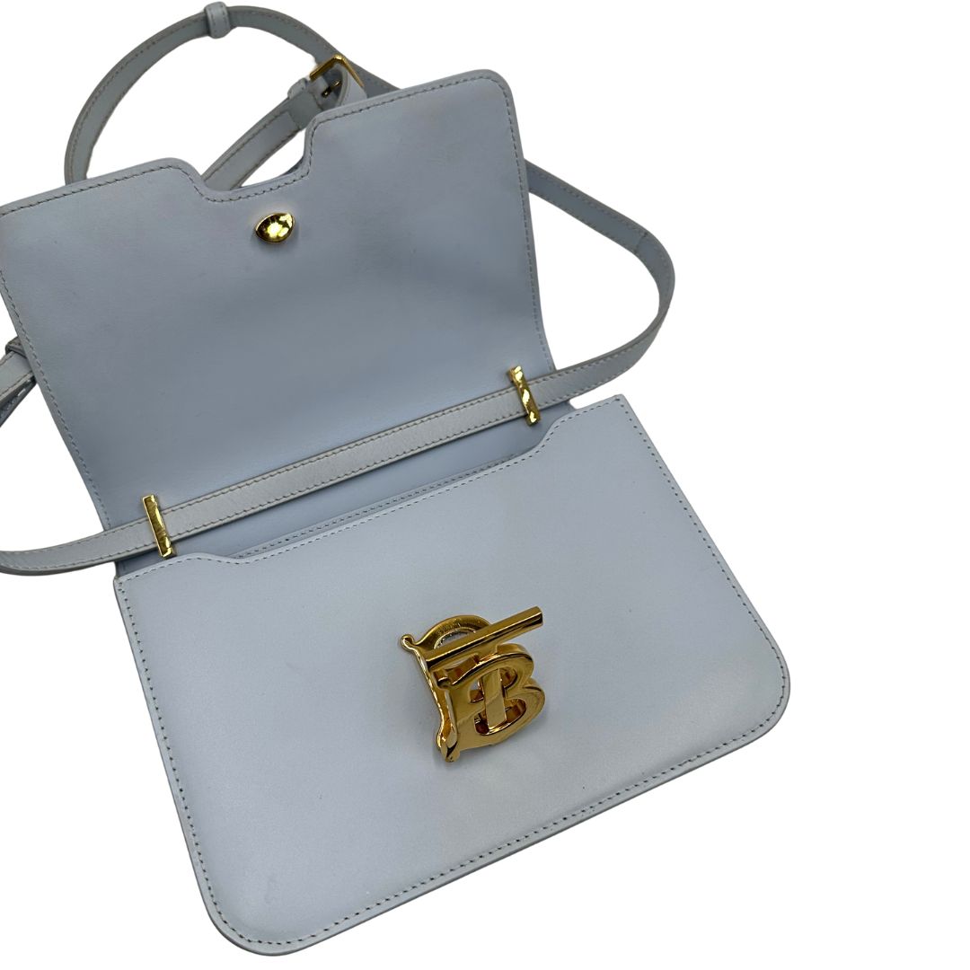 Interno, Borsa Burberry TB in pelle, presenta una silhouette rigida e squadrata con chiusura a&nbsp;fermaglio.