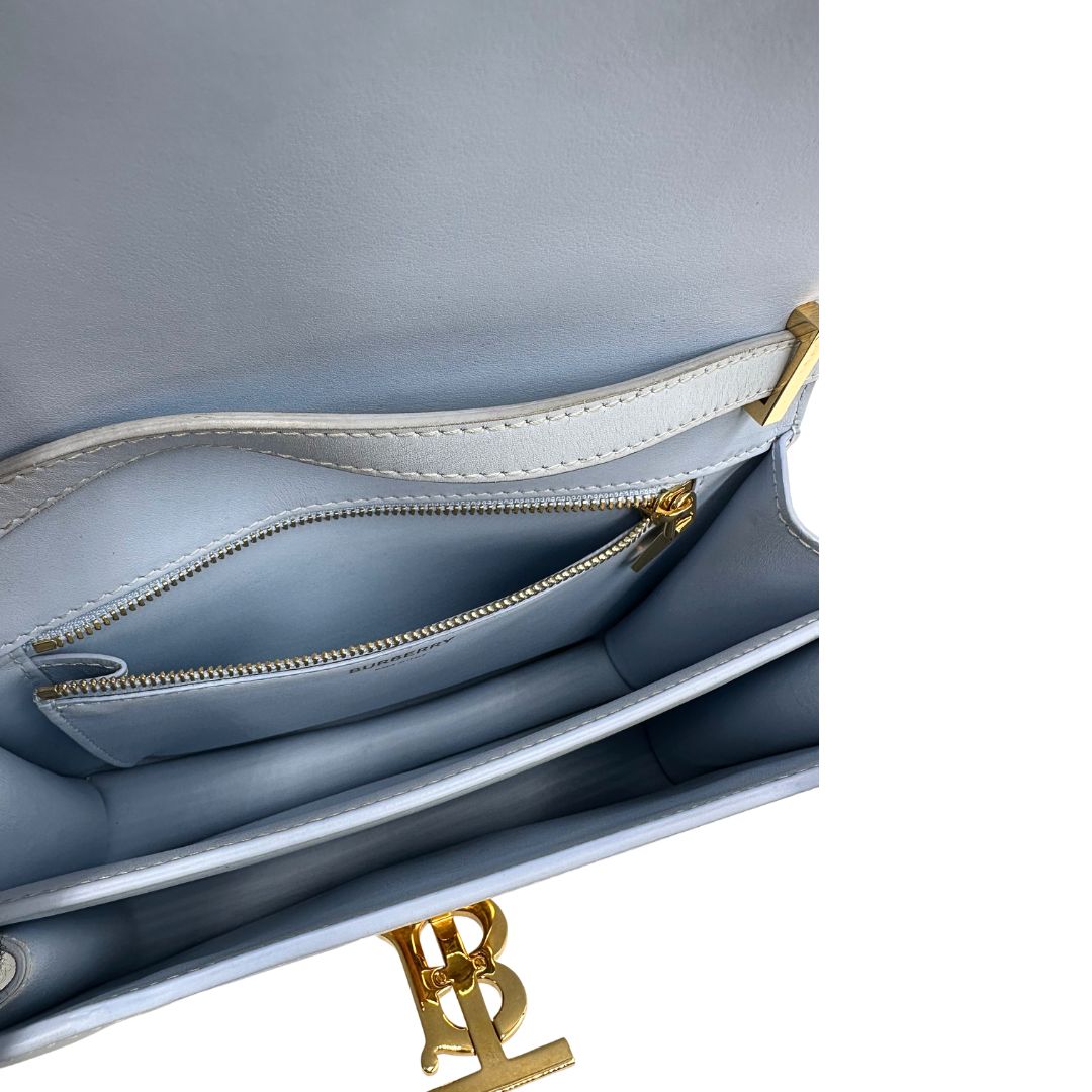 Interno, Borsa Burberry TB in pelle, presenta una silhouette rigida e squadrata con chiusura a&nbsp;fermaglio.