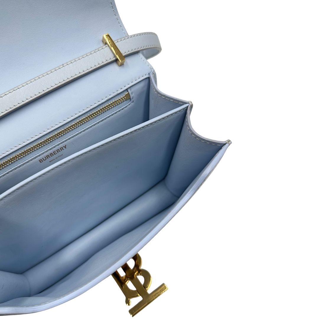 Interno, Borsa Burberry TB in pelle, presenta una silhouette rigida e squadrata con chiusura a&nbsp;fermaglio.