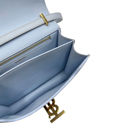 Interno, Borsa Burberry TB in pelle, presenta una silhouette rigida e squadrata con chiusura a&nbsp;fermaglio.