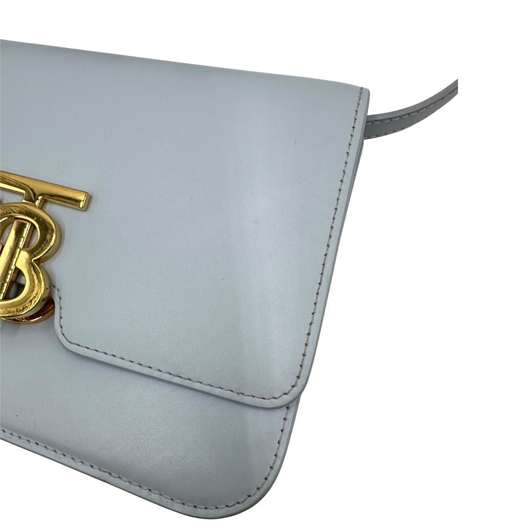 Borsa Burberry TB in pelle, presenta una silhouette rigida e squadrata con chiusura a&nbsp;fermaglio.
